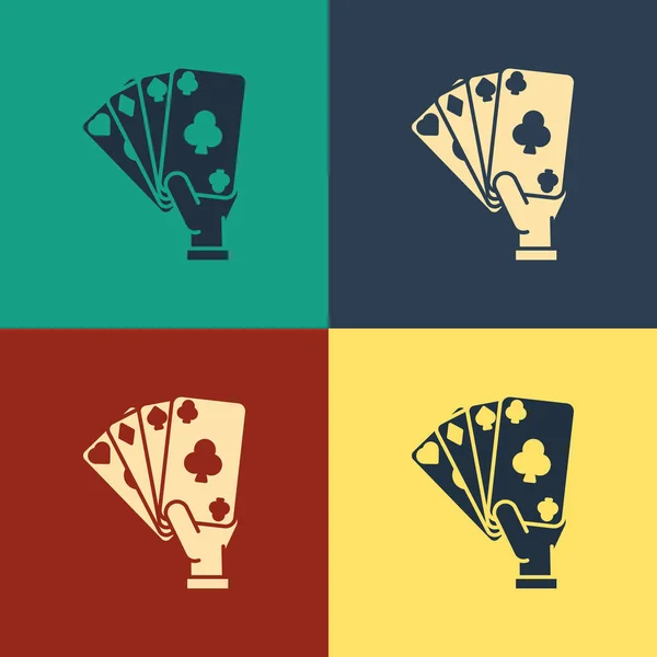 Färg hand hållande spela kortikonen isolerad på färg bakgrund. Casino speldesign. Vintage stil ritning. Vektor illustration — Stock vektor