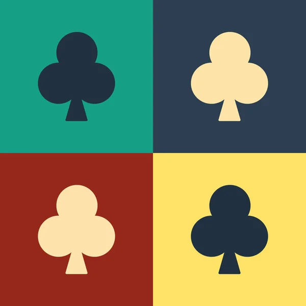 Kleur speelkaart met clubs symbool pictogram geïsoleerd op kleur achtergrond. Casino gokken. Vintage stijl tekening. Vector illustratie — Stockvector