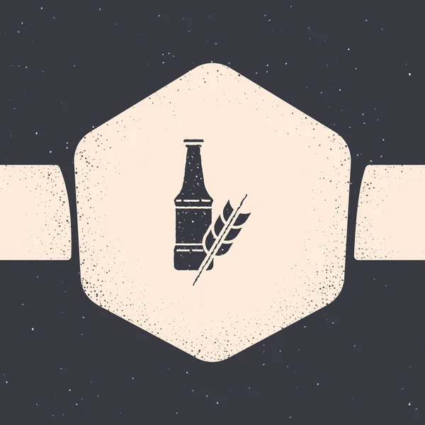Grunge bier fles pictogram geïsoleerd op grijze achtergrond. Monochroom Vintage tekening. Vector illustratie — Stockvector