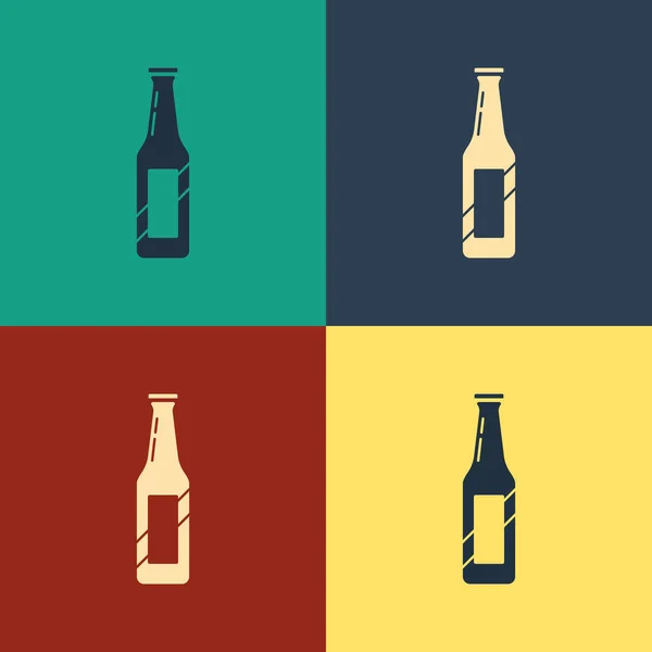 Ícone de garrafa de cerveja cor isolado no fundo da cor. Desenho de estilo vintage. Ilustração vetorial — Vetor de Stock