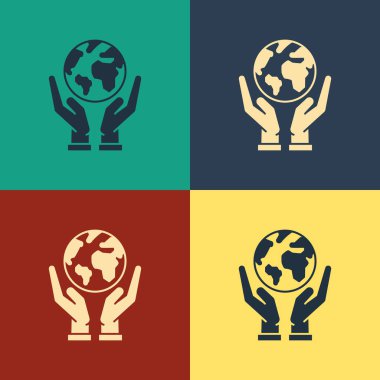 Renk İnsan elleri renk arka planda izole Dünya küre simgesi tutan. Dünya kavramını kurtarın. Vintage tarzı çizim. Vektör İllüstrasyonu