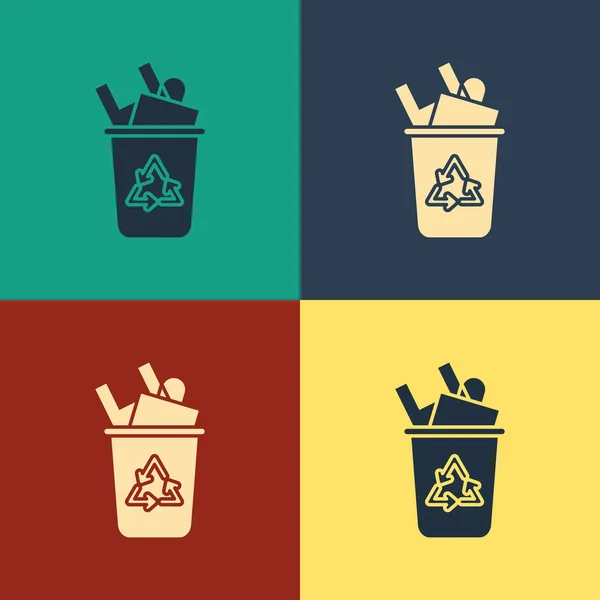 Papelera de reciclaje de color con icono de símbolo de reciclaje aislado en el fondo de color. Icono de bote de basura. Cartel de basura. Reciclar signo de cesta. Dibujo de estilo vintage. Ilustración vectorial — Vector de stock