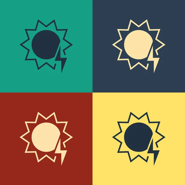 Kolor energii słonecznej ikona panelu izolowane na tle koloru. Słońce z symbolem błyskawicy. Styl Vintage rysunek. Ilustracja wektorowa — Wektor stockowy