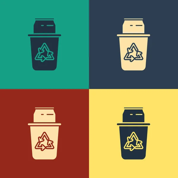 Papelera de reciclaje de color con símbolo de reciclaje y puede icono aislado en el fondo de color. Icono de bote de basura. Cartel de basura. Reciclar signo de cesta. Dibujo de estilo vintage. Ilustración vectorial — Archivo Imágenes Vectoriales