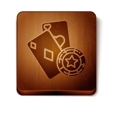 Brown Casino çip ve beyaz arka plan üzerinde izole iskambil kartları simgesi. Kumarhane pokeri. Ahşap kare düğme. Vektör İllüstrasyonu