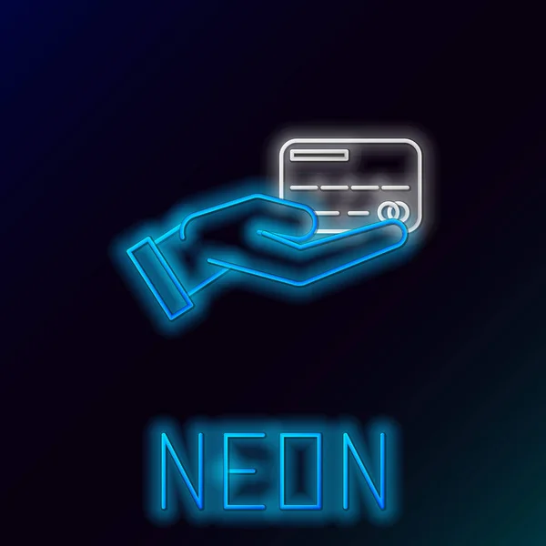 Blauwe gloeiende neon lijn menselijke hand houden met creditcard pictogram geïsoleerd op zwarte achtergrond. Online betaling. Betaal met een kaart. Financiële operaties. Kleurrijk overzichts concept. Vector illustratie — Stockvector