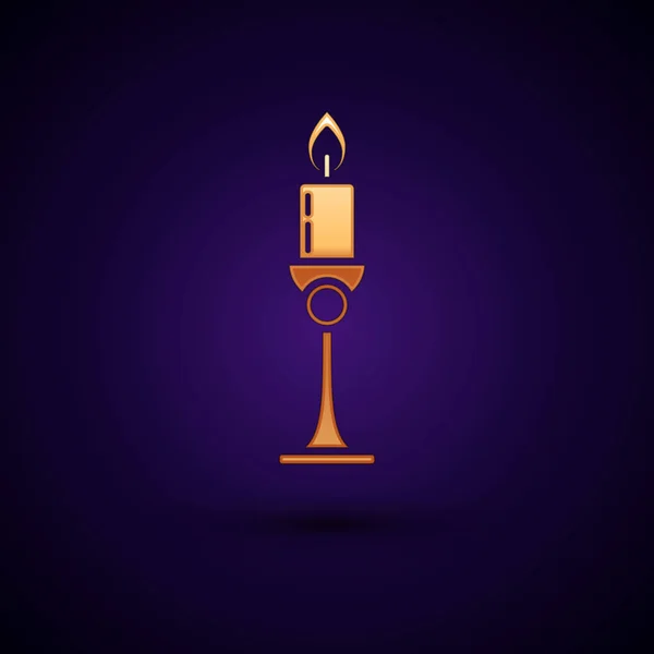 Gold Burning candle in candlestick icon isolated on dark blue background. Old fashioned lit candle. Cylindrical candle stick with burning flame. Vector Illustration — Stock Vector