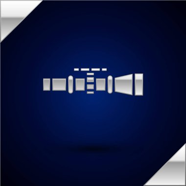 Gümüş Sniper optik görüş simgesi koyu mavi arka plan üzerinde izole. Keskin nişancı kapsamı artı işareti. Vektör İllüstrasyonu