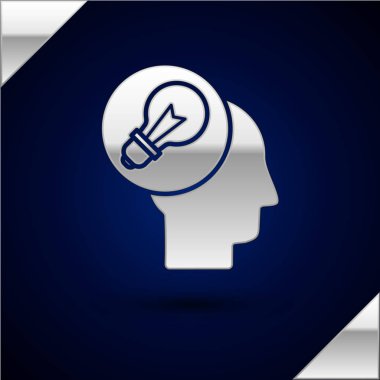 Koyu mavi arka plan üzerinde izole lamba ampul simgesi ile Gümüş İnsan kafası. Vektör İllüstrasyonu