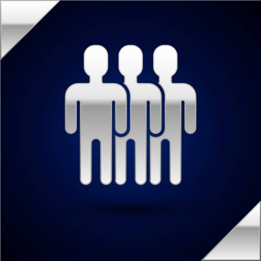 Gümüş Kullanıcılar grup simgesi koyu mavi arka planda yalıtılmış. Kişi grubu simgesi. İş avatarı simgesi - kullanıcı profil simgesi. Vektör İllüstrasyonu