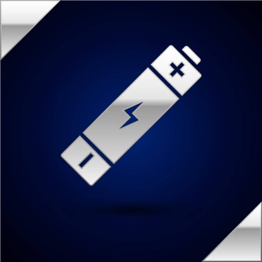 Gümüş Pil simgesi koyu mavi arka planda yalıtılmış. Yıldırım sembolü. Vektör İllüstrasyonu