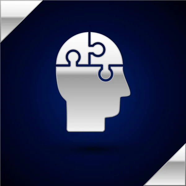 Argento testa umana puzzle strategia icona isolata su sfondo blu scuro. Segno di cervello pensante. Simbolo del cervello. Illustrazione vettoriale — Vettoriale Stock