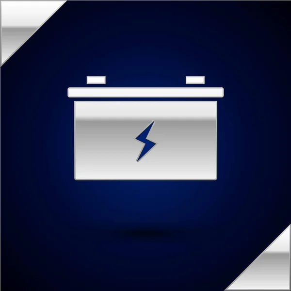 Значок батареї Silver Car ізольовано на темно-синьому фоні. Акумуляторна батарея енергія та акумуляторна батарея електрики. Векторна ілюстрація — стоковий вектор