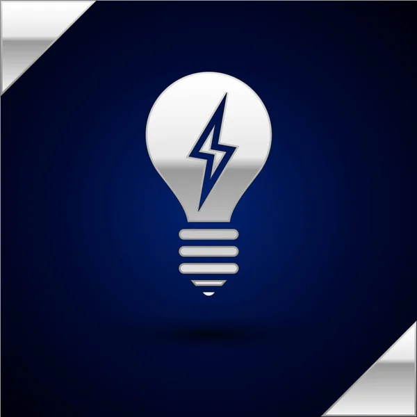 Bombilla de luz plateada con icono del símbolo del rayo aislado sobre fondo azul oscuro. Señal de lámpara de luz. Idea símbolo. Ilustración vectorial — Vector de stock