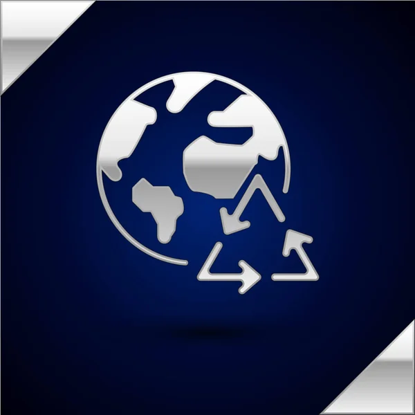Silver Planet terra e un'icona di riciclo isolata su sfondo blu scuro. Concetto ambientale. Illustrazione vettoriale — Vettoriale Stock