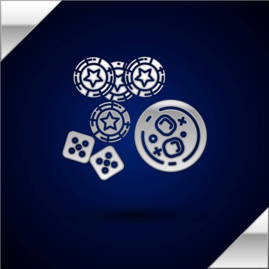 Gümüş Casino cips, oyun zar ve buz küpleri simgesi koyu mavi arka plan izole viski cam. Kumarhane pokeri. Vektör İllüstrasyonu
