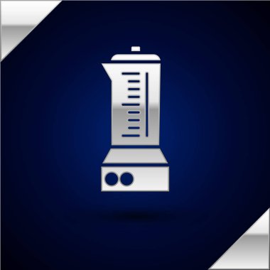 Gümüş Blender simgesi koyu mavi arka plan üzerinde izole. Kase ile Mutfak elektrik sabit karıştırıcı. Pişirme smoothies, kokteyl veya meyve suyu. Vektör İllüstrasyonu