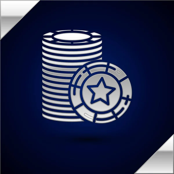 Icona dei chip Silver Casino isolata su sfondo blu scuro. Gioco d'azzardo. Illustrazione vettoriale — Vettoriale Stock