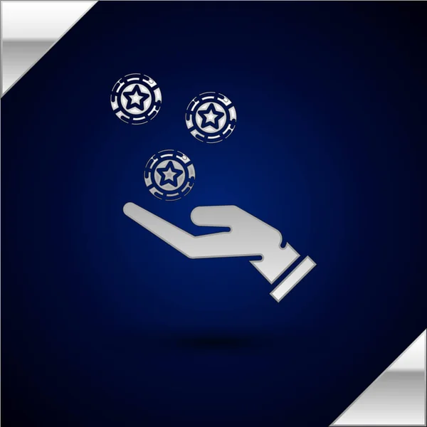 Silver hand Holding Casino Chips ikon isolerad på Mörkblå bakgrund. Kasino spel. Vektor illustration — Stock vektor