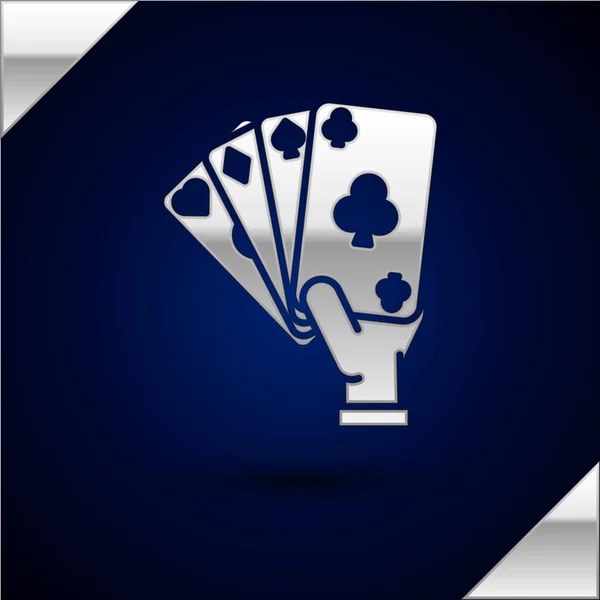 Argento mano che tiene l'icona delle carte da gioco isolato su sfondo blu scuro. Progettazione del gioco del casinò. Illustrazione vettoriale — Vettoriale Stock