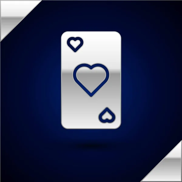 Tarjeta de juego de plata con símbolo del corazón icono aislado sobre fondo azul oscuro. Juego de casino. Ilustración vectorial — Vector de stock