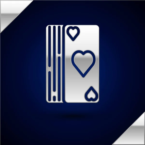Zilveren dek van speelkaarten pictogram geïsoleerd op donker blauwe achtergrond. Casino gokken. Vector illustratie — Stockvector
