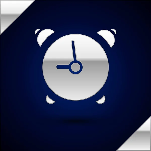 Icono de reloj despertador de plata aislado sobre fondo azul oscuro. Despierta, levántate concepto. Señal de tiempo. Ilustración vectorial — Vector de stock