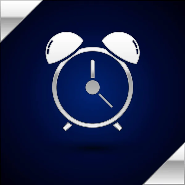 Gümüş Çalar saat simgesi koyu mavi arka plan üzerinde izole. Uyan, konsepti kaldır. Zaman işareti. Vektör İllüstrasyonu — Stok Vektör