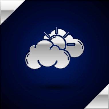 Gümüş Güneş ve bulut hava simgesi koyu mavi arka plan üzerinde izole. Vektör İllüstrasyonu