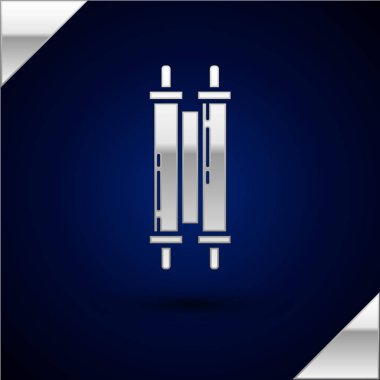 Gümüş Tevrat kaydırma simgesi koyu mavi arka plan üzerinde izole. Yahudi Tevrat genişletilmiş şeklinde. David'in yıldızı sembolü. Eski parşömen parşömeni. Vektör İllüstrasyonu