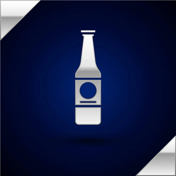 Ícone de garrafa de cerveja prata isolado no fundo azul escuro. Ilustração vetorial — Vetor de Stock