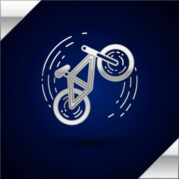 Bicicleta de plata icono truco aislado sobre fondo azul oscuro. Carrera de bicicletas. Deporte extremo. Equipamiento deportivo. Ilustración vectorial — Vector de stock