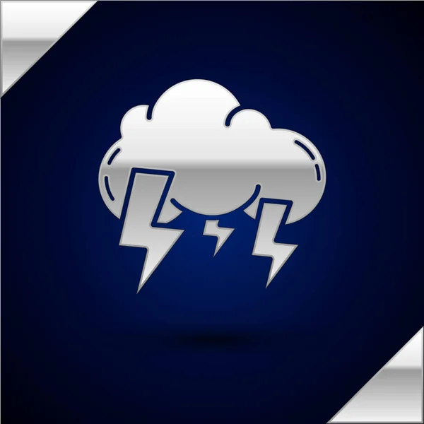 Icono de Silver Storm aislado sobre fondo azul oscuro. Nube y relámpago. Icono del tiempo de tormenta. Ilustración vectorial — Archivo Imágenes Vectoriales