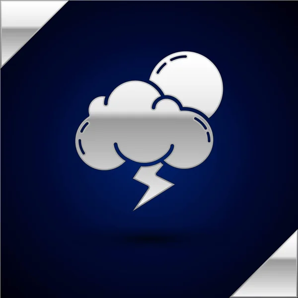 진한 파란색 배경에 격리 된 실버 스톰 아이콘입니다. 번개와 태양 기호구름. 폭풍의 날씨 아이콘입니다. 벡터 일러스트레이션 — 스톡 벡터
