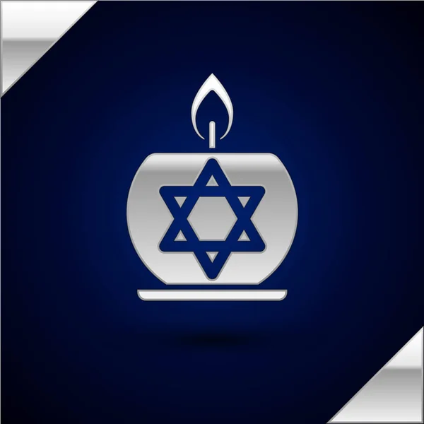 Silver Burning candle in candlestick with star of david icon isolated on dark blue background. Cylindrical candle stick with burning flame. Vector Illustration — Stockvector