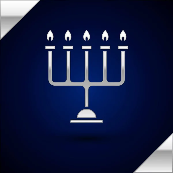 Icône menorah Hanoukka argent isolée sur fond bleu foncé. Symbole traditionnel Hanoukka. Religion des fêtes, fête juive des Lumières. Illustration vectorielle — Image vectorielle