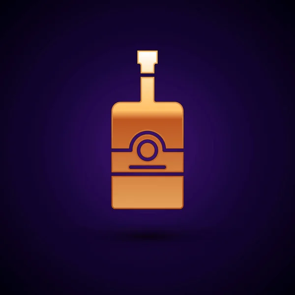 Symbol der goldenen Whiskeyflasche isoliert auf dunkelblauem Hintergrund. Vektorillustration — Stockvektor