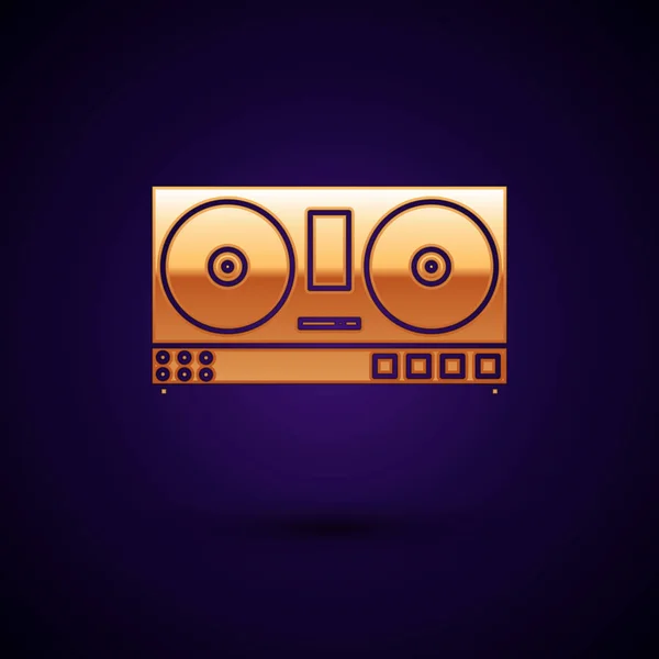 Gold DJ remoto para reproducir y mezclar ícono de música aislado sobre fondo azul oscuro. Mezclador DJ completo con reproductor de vinilo y control remoto. Ilustración vectorial — Archivo Imágenes Vectoriales