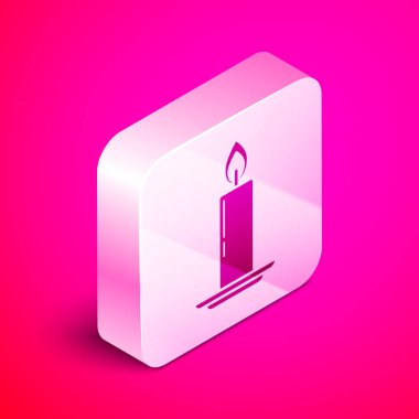 Pembe arka plan üzerinde izole mum simgesinde İzometrik Yanan mum. Eski moda yanan mum. Yanan alev ile silindirik mum sopa. Gümüş kare düğme. Vektör İllüstrasyonu