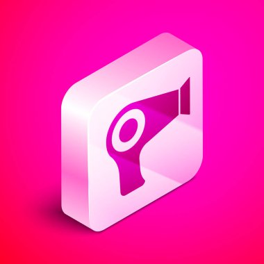 İzometrik Saç kurutma makinesi simgesi pembe arka plan üzerinde izole. Saç kurutma makinesi işareti. Saç kurutma sembolü. Sıcak hava üflüyor. Gümüş kare düğme. Vektör İllüstrasyonu