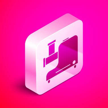 İzometrik Mutfak kıyma makinesi simgesi pembe arka plan üzerinde izole. Gümüş kare düğme. Vektör İllüstrasyonu