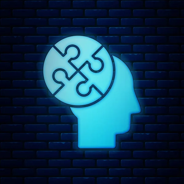 Icono de estrategia brillante cabeza humana rompecabezas de neón aislado en el fondo de la pared de ladrillo. Pensando en signos cerebrales. Trabajo simbólico del cerebro. Ilustración vectorial — Vector de stock