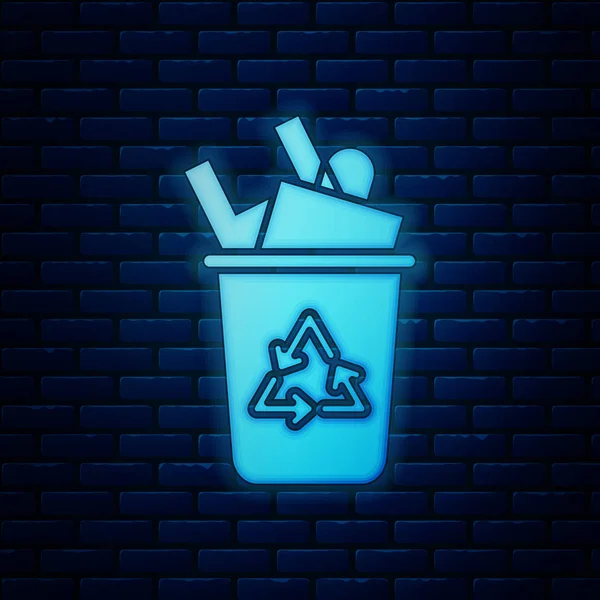 Lixeira de néon brilhante com ícone de símbolo de reciclagem isolado no fundo da parede de tijolo. Ícone da lata de lixo. Sinal de lixeira. Sinal de cesta de reciclagem. Ilustração vetorial — Vetor de Stock