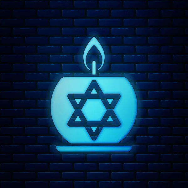 Leuchtende neonbrennende Kerze im Kerzenständer mit Stern der david Ikone isoliert auf Backsteinwand Hintergrund. zylindrischer Kerzenstock mit brennender Flamme. Vektorillustration — Stockvektor