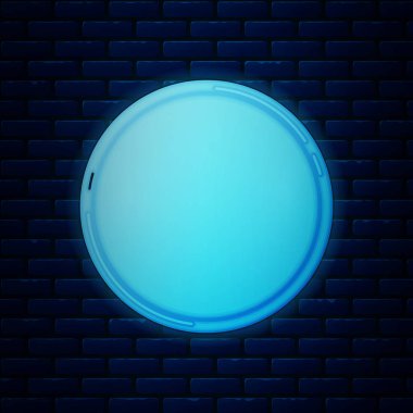 Parlayan neon gazino rulet ruleti ikonu tuğla duvar arka planında izole edilmiş. Vektör İllüstrasyonu
