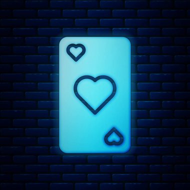 Duvarda izole edilmiş kalp sembolü simgesi olan parlak neon oyun kartı. Kumarhane kumarı. Vektör İllüstrasyonu