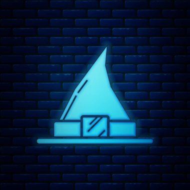 Parlayan neon Witch şapka simgesi tuğla duvar arka plan izole. Mutlu Cadılar Bayramı partisi. Vektör İllüstrasyonu