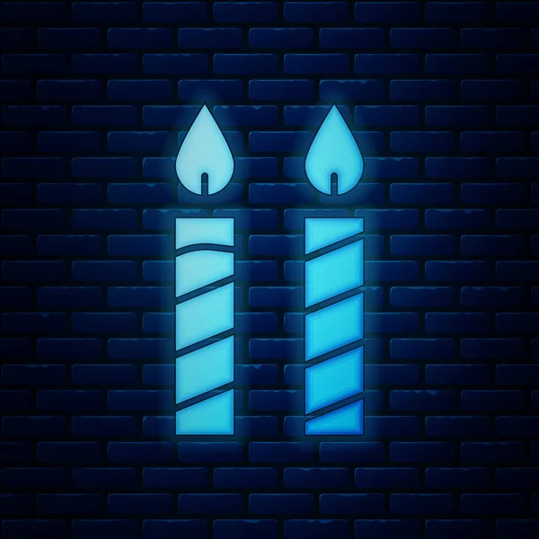 Icono de velas de pastel de cumpleaños de neón brillante aislado en el fondo de la pared de ladrillo. Ilustración vectorial — Vector de stock