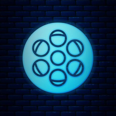 Parlak neon Film reel simgesi tuğla duvar arka plan üzerinde izole. Vektör çizim