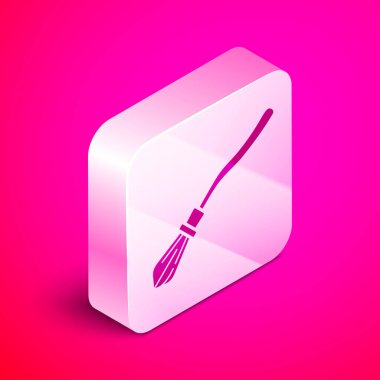 Pembe arka planda izole edilmiş Isometric Witches süpürge ikonu. Mutlu Cadılar Bayramı Partisi. Gümüş kare düğme. Vektör İllüstrasyonu